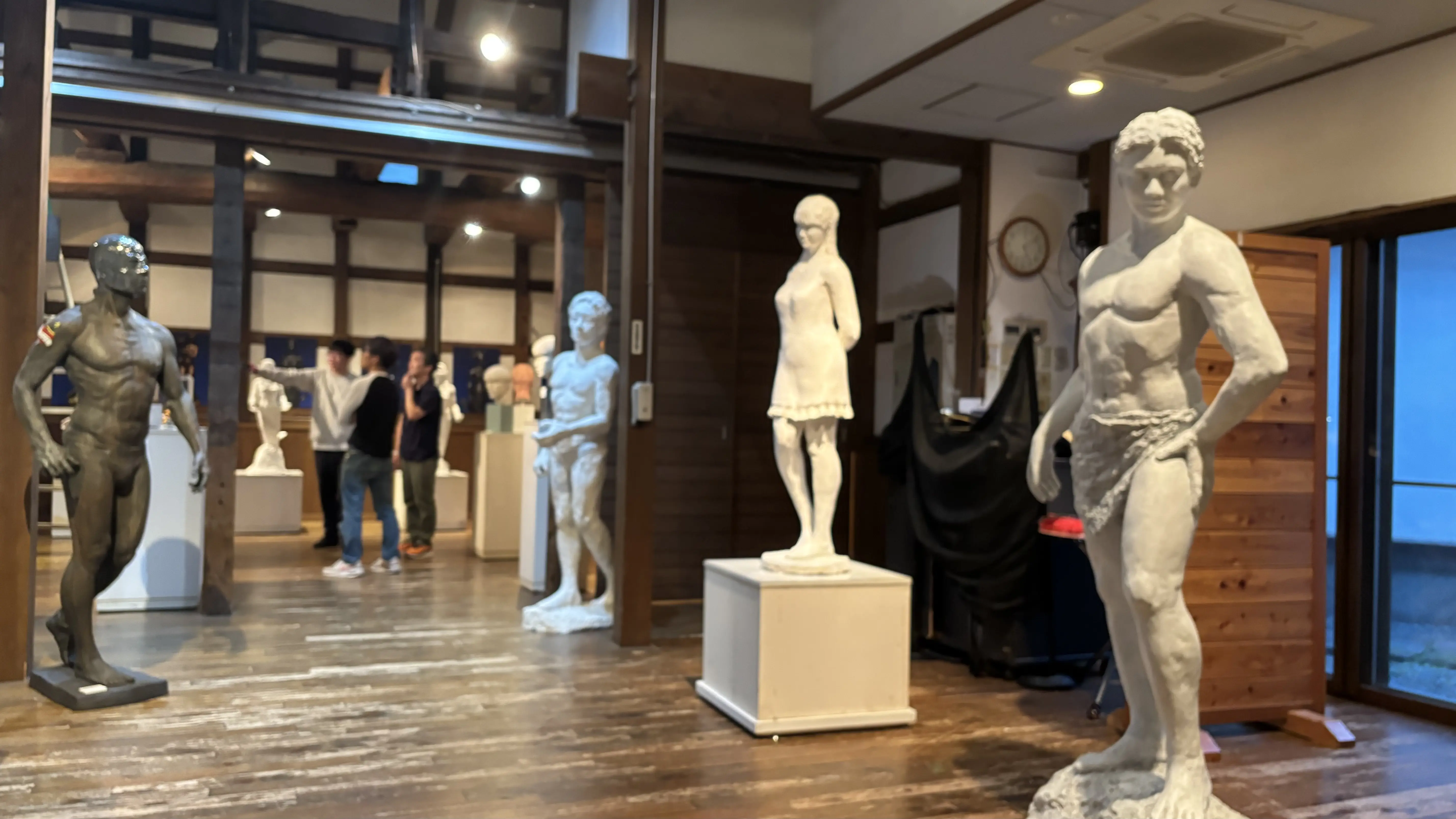 展示空間を彩る壁面ディスプレイ